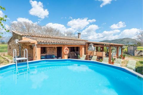 This homelike country house in the outskirts of Inca, in the centre of Mallorca, can comfortably accommodate 5 people. After basking in the sun on one of the four sun loungers, you can take an exterior shower or refresh yourself in the 4.6m x 4.6m ch...