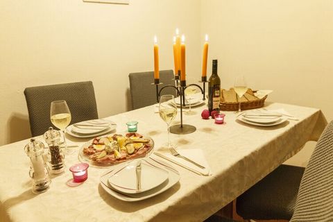 This cozy holiday apartment for a maximum of 5 people is located in a quiet part of the town of Tillmitsch in the Leibnitz district in southern Styria. This holiday apartment offers a cozy living/dining room with a sofa bed, a well-equipped kitchen, ...