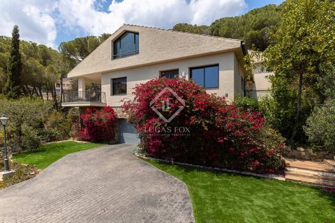This fantastic villa is located in a quiet development of Alella, a Mediterranean town near Barcelona. This privileged area is well known for its mild climate, its fantastic gastronomy and production of local organic wines. The beach is 10 minutes aw...