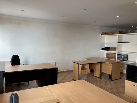 Perfectly maintained office units situated in a convenient location in the centre San Pedro de Alcántara, with easy access to the highway and next to all amenities. The premises comprise a reception area, co-working area, meeting room, 2 private offi...