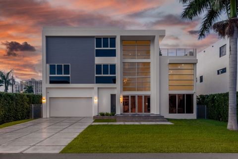 Located just 1 block from the ocean, this magnificent modern, three-story Smart home has it all. The kitchen is outfitted with top-of-the-line appliances from Sub Zero, Miele, Wolf, and features stone countertops, high-end finishes from Mia Cucina, a...