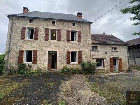 Cazoulès, near Souillac. (Shops, school and highway) House to renovate of 130m2 composed of an entrance, a living room, a kitchen, a bathroom, a toilet and three bedrooms. In annex you will find a cellar, two barns, a garage, 2 lean-to and a garden. ...
