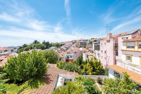 Bâtiment avec projet déjà approuvé pour cinq appartements et un espace commercial. Les appartements de deux chambres et le penthouse en duplex au dernier étage ont des terrasses orientées vers l'ouest et une vue panoramique, sur la colline des Jardin...