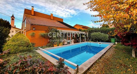 BEKIJK DE VIRTUELE RONDLEIDING DOOR DIT HUIS! Te koop is een interessant, groter familiehuis met een zwembad en aangelegde tuin in Čakovec, rustige locatie, zuidelijk deel van de stad. De totale woonoppervlakte is 320 m2, tuin 566 m2, zwembad 32 m2 (...