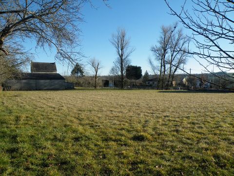 Great opportunity to seize with a building plot on the territory of Rignac. You will be entitled to 1145m2 of flat and serviced land to imagine your future villa. 25 minutes from Rodez / Decazeville and Villefranche De Rouergue at the exit of a villa...
