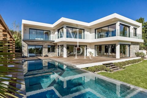 Amanda Properties offers located in one of the most beautiful neighborhoods of Mougins, this sumptuous new contemporary villa meets all the requirements in terms of technical and home automation offering an exceptional quality of life in a haven of p...