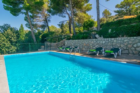 Esta maravillosa villa situada cerca de Sant Llorenç acoge a 5 huéspedes. El exterior de la propiedad es ideal para disfrutar del clima mediterráneo. Sin duda, lo más destacado es la piscina privada de cloro, con unas dimensiones de 8 x 4 m y una pro...