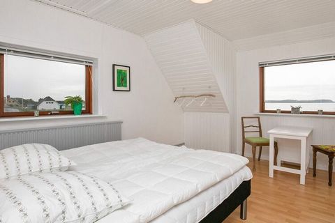 Holiday home with unique location just approx. 20 meters from the Limfjord and best bathing beach in Hvalpsund. The large cottage is located on the plot with good terraces and of course with panoramic views of the water. Living room with i.a. free in...