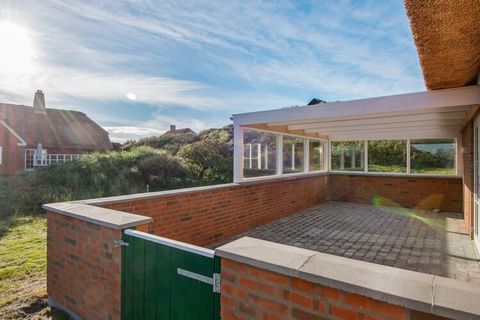 Maison de vacances exclusive située dans la rangée de dunes la plus éloignée du très convoité Fanø Bad. La maison est meublée avec cuisine en connexion ouverte avec salon et salle à manger. Le chalet a des fenêtres d'angle et un plafond en pente, ce ...