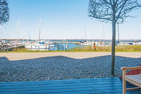 Skudehavnshus dans la couleur rouge caractéristique et l'emplacement unique sur le port d'Ebeltoft. Cottage sur 2 étages avec cuisine ouverte en liaison avec la salle à manger et avec accès direct à la terrasse, où vous pourrez profiter de l'ambiance...