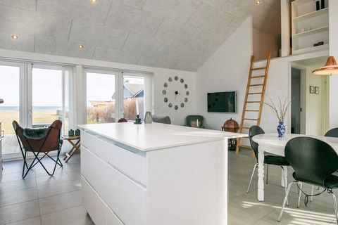 W Sæby znajdziesz ten dobrze wyposażony dom wakacyjny z piękną lokalizacją bezpośrednio przy plaży przyjaznej dzieciom i z widokiem na Kattegat. Dom wyposażony jest w kuchnię/salon w otwartym połączeniu. Wystrój jest gustowny, a część dzienna wyposaż...