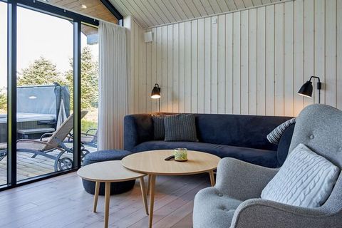 Bei Vestre Sømarken finden Sie dieses moderne Ferienhaus mit Außenwhirlpool. Innen bietet es einen großen, hellen Küchen-/Wohnbereich mit Ess- und Sitzecke für das Familienleben. Die Fassade nach Südwesten bietet Fensterfläche bis zum Dachfirst, was ...
