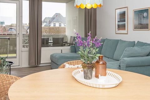 Ferienwohnung im Fanø Bad, gelegen im Erdgeschoss und dennoch mit Ausblick zur Nordsee. Die 2021 komplett renovierte Wohnung hat einen offenen Küchen-/Wohnbereich mit doppelter Schlafcouch, ein Schlafzimmer mit zwei Einzelbetten, ein Badezimmer mit a...