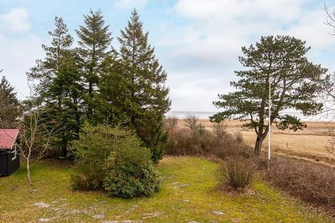 Geräumiges Ferienhaus auf der Urlaubsinsel Rømø, ganz dicht am Wattenmeer und mit schöner Aussicht bis zur Küste von mehreren Zimmern aus. Das Haus hat im Erdgeschoss eine Eingangsdiele, einen großen, offenen Küchen-/Wohnbereich mit Zugang zur großen...