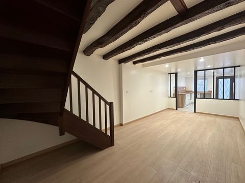 A découvrir, dans quartier très tranquille du Péage de Roussillon : maison de ville rénovée de 62m2 + local, sur 2 niveaux, composée dune cuisine ouverte sur le salon, 2 chambres, 1 salle deau avec wc, 1 cave et 1 annexe. Cette maison de ville est au...