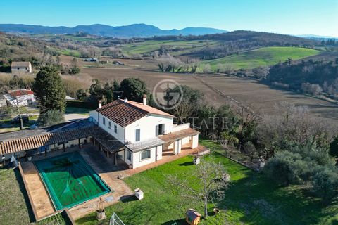 Beautiful ancient villa, renovated with great care in excellent condition with annex, garden with swimming pool, olive grove in a quiet and green area near the center of Otricoli less than an hour from Rome. Easily accessible. Prestigious property co...
