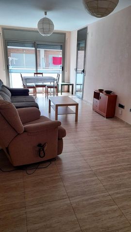 Apartment from 2004 in the Parellada area of Cambrils. The 95m2 house is distributed between three double bedrooms, two bathrooms, an independent equipped kitchen and a living-dining room with access to a small outdoor terrace. It is a second floor w...