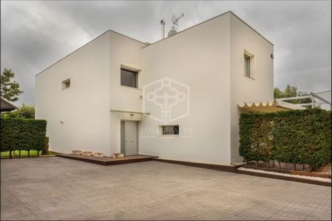 Modern house on sale in the Bel Air Urbanization in Sant Andreu de Llavaneres, within walking distance to the town centre and the beach, as well as the Balis seaport with restaurants and a sport centre. The house of 377 m2 built in 2011 on a plot of ...