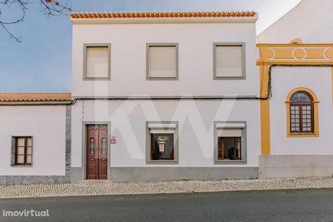 Are you looking for a holiday home, to invest in or for permanent living? This could be your OPPORTUNITY!   In the village of Ferreira do Alentejo you will find this floor of a typical Alentejo house with 179.5 m2, set in a plot of land with 220 m2. ...