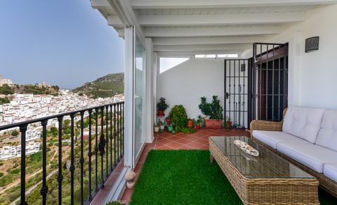 Perfectly situated, townhouse with impressive views from almost every room, this lovely property is located on a quiet residential street in a community with swimming pool. It is ideally located within walking distance of Casares village, the local p...