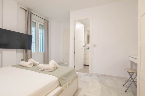 Bright apartment located in one of the best areas of Benalmádena. The accommodation has a bedroom with a double bed and a private bathroom, a bedroom with two single beds, 1 bathroom with a shower, a kitchen with a dining area open to a large bright ...