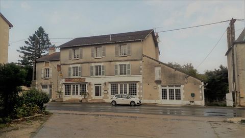Formal town house consisting of 5 bedrooms dwelling with holiday rental potential, 2 apartments to renovate, bar cafe or owners quarters. Walled garden and extra client parking. Set in great tourist area, ideal for the abbey of Saint Savin!! Priced t...
