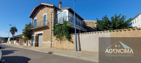In the heart of the village of Pomérols, 5 minutes from the beautiful golden beaches of Marseillan, we offer you this house of character of 128m2 on the corner of the street. Tastefully restored, a mix of old with a touch of modernism! It offers 4 be...
