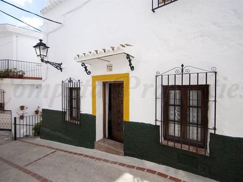 Tradicional style property located in Canillas de Aceituno. With 5 bedrooms and 2 bathrooms and a lovely terrace to enjoy the mountain views.