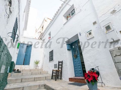 This is one of our townhouses in Algarrobo for sale, located in the old part of the town near the best-known shops and bars. And only a 7min drive to the coast. The interior consists of kitchen, living room, bathroom and two rooms on the top floor. I...