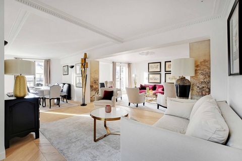 Welcome to our spacious flat in the chic Rue du Faubourg Saint-Honoré, in the heart of the 8th arrondissement of Paris, one of the most prestigious streets in the French capital. The flat is a 5-minute walk from the Champs-Élysées, and 20 minutes fro...