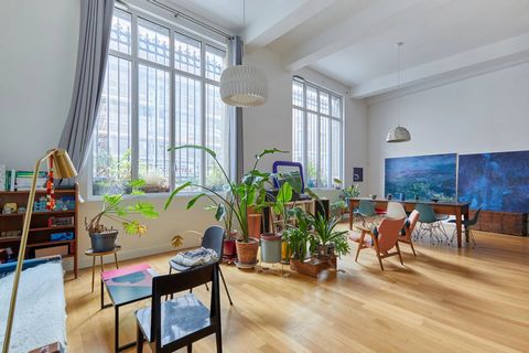 Paris 18th, very well appointed loft with grand high ceilings... In a beautiful building dating from the 1930's, loft with artist's studio in perfect condition, offering magnificent volumes with a floor area of more than 4.40 m. Bright and airy accom...
