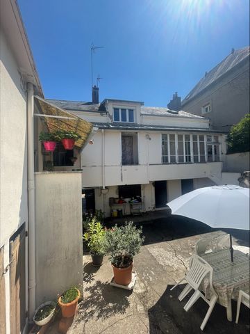 Near Rue Mal Foch, HIGH INVESTMENT BUILDING on cellars comprising on the 1st floor two apartments a T3 rented and a T4 duplex vacant. Individual gas heating - Outbuilding and plot of land. TO BE SEIZED! ' Information on the risks to which this proper...
