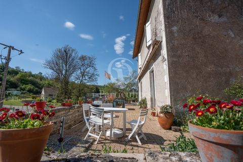Exclusively, between Mont et Vignes, near Saint Léger sur Dheune and Couches, only 35 minutes from Beaune, and 15 minutes from Santenay and its thermal cures. This magnificent traditional house, completely renovated with taste, consists of a first ho...