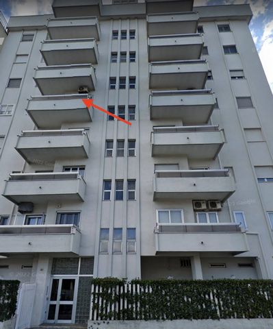PUGLIA - TARANTO - SALINELLA - VIA LAGO DE GARDA Ofrecemos a la venta una propiedad superficial, en Via Lago di Garda en Taranto, un apartamento cómodo y funcional en excelentes condiciones en el cuarto piso con ascensor. El apartamento cuenta con un...