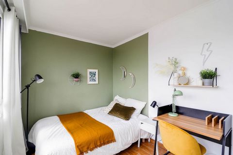 Discover this comfortable 10m² room for rent in a 75m² flat. It is located on the 10th floor of a quiet, secure residence with lift. This room has an unobstructed view and is tastefully decorated in shades of white and khaki green. In terms of equipm...