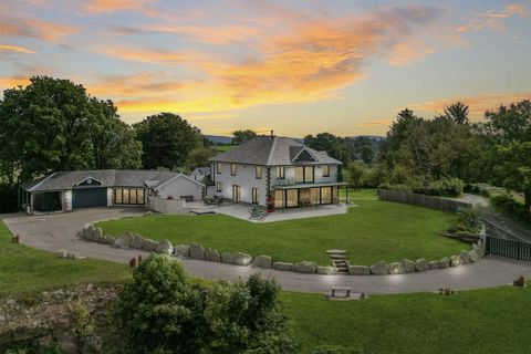Située dans une position élevée au-dessus de la glorieuse campagne du Monmouthshire et au bord de la vallée de la Wye, cette maison vraiment magnifique offre un style de vie rural idyllique entouré d’une vue panoramique à couper le souffle sur la val...