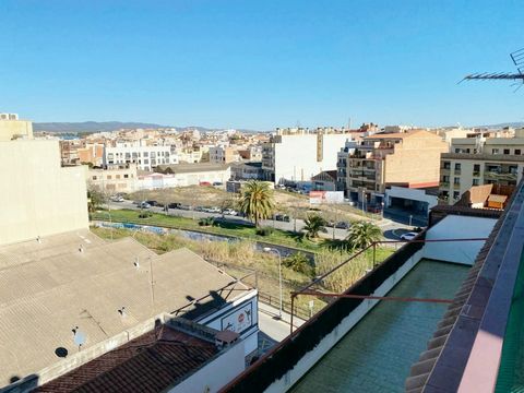 Discover your new home in the heart of Vendrell, in the exclusive Tancat area! This spacious penthouse offers you a unique and privileged lifestyle. With a 50m2 corner terrace, you will be able to enjoy breathtaking panoramic views of the centre of V...