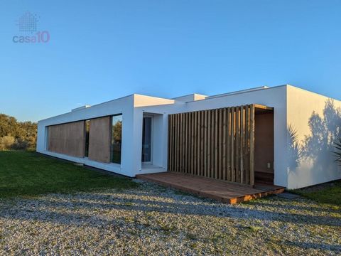Explore the serenity and charm of the Alentejo as you enter this farmhouse in Évora, a treasure nestled in the heart of this picturesque region. Here, you are invited to enjoy a quiet and relaxing lifestyle, with a spectacular architectural four-bedr...