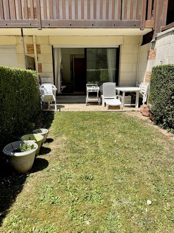 Studio of about 25m2 in perfect condition located in a quiet residential area close to the sea and all amenities (about 10 minutes walk from the city center). This property has an entrance, a kitchen, as well as a bathroom and a living room open to t...