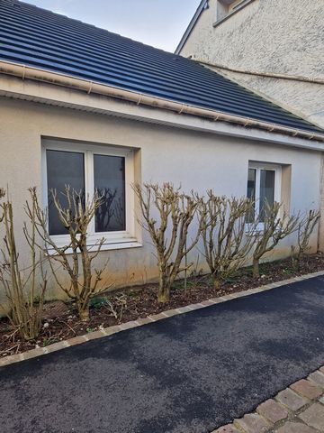 Single storey house offering: Entrance hall, living room of 32 m2, 3 bedrooms, simple kitchen, bathroom to create. Convertible attic. Very good general condition. Course with parking. possibility to do a professional activity. Train station a few min...