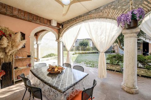 Located in the heart of Pozzolengo's charming historic center, this charming historic mansion stands as a well-kept jewel rich in history. Spread over three floors above ground, the residence boasts a facade beautifully restored in 2021, elegantly ov...