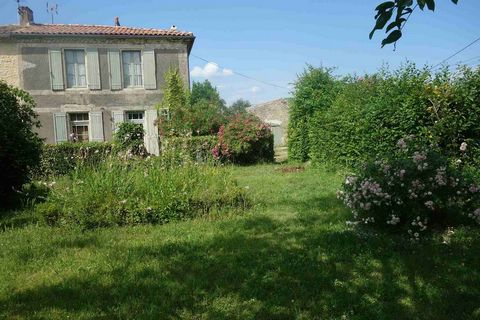 Quiet in a hamlet 7 minutes from all the amenities of Blaye, a lot of charm for this stone house that has retained its old services. It consists of a kitchen (31m2) with fireplace, a living room (42m2) with fireplace, a pantry, a toilet, a laundry ro...
