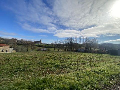 Located 5 minutes from Lannux, building plot of 2165m2. Developable on the edge. Great views of the surrounding countryside.