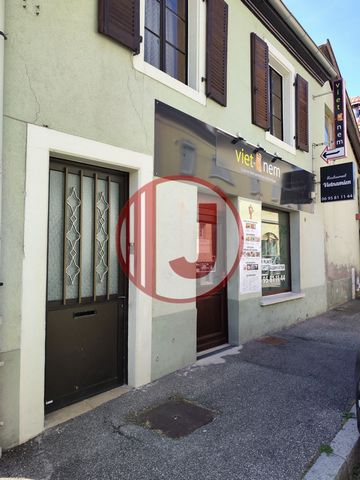 For sale: Business in the restaurant sector, ideally located in the heart of Cernay city center (150m from the town hall) The concept can be changed. Characteristics of the background: Strategic location in downtown Cernay, offering excellent visibil...