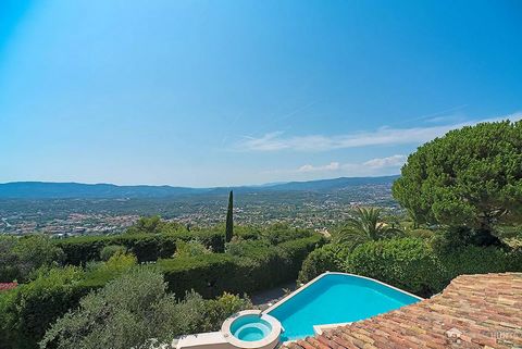 Set in a high position with an open view on the surrounding countryside, the Esterel mountains and a glimpse of the sea. This stunning villa is in a secure domain and offers approximately 620m2 of living space which has been entirely renovated in a c...