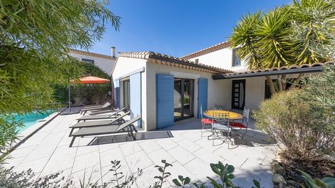 This villa exudes holidays! In the heart of the Alpilles natural regional park, Fontvieille is a picturesque Roman village with pretty old houses built from the white limestone known as pierre de Provence, quarried here since Roman times, with its fa...