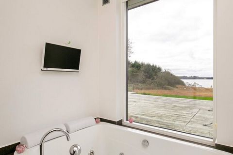 Dobrze wyposażony domek z jacuzzi i sauną położony z pięknymi widokami i bezpośrednim dostępem do Limfjord w Lynderup. Domek jest nowocześnie i gustownie urządzony, a dzięki dużym oknom wydaje się bardzo przestronny i jasny. W salonie znajdują się m....