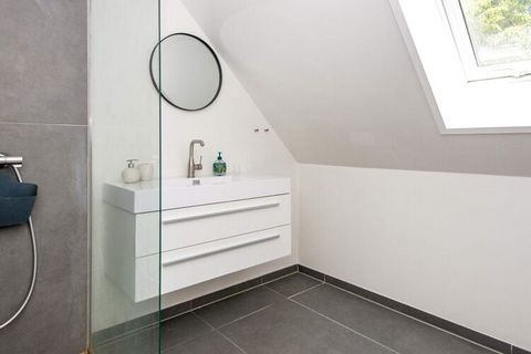 Cottage bien situé avec bain à remous, rénové en 2020 en haute qualité, situé à env. 400 mètres de la mer du Nord tumultueuse à Vejlby Klit. Au rez-de-chaussée il y a un hall d'entrée avec escalier menant au 1er étage. Cuisine / salon moderne avec i....