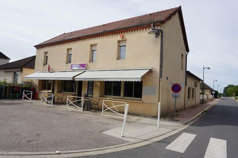 Border Saône et Loire and Allier, 1.5km from the motorway exit, 50 minutes from Vichy and Moulins, 2h30 from Switzerland. In a charming village with a lot of traffic, village house formerly used as a bar/tobacconist/newspapers (sold without commercia...