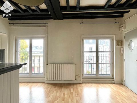 ROUEN - T2 apartment of 38m2 on the second floor without elevator. Access to the train station on foot, public transport nearby. Old building, no work. Entrance to main room / fitted and equipped kitchen, bedroom, bathroom with toilet, hallway with c...